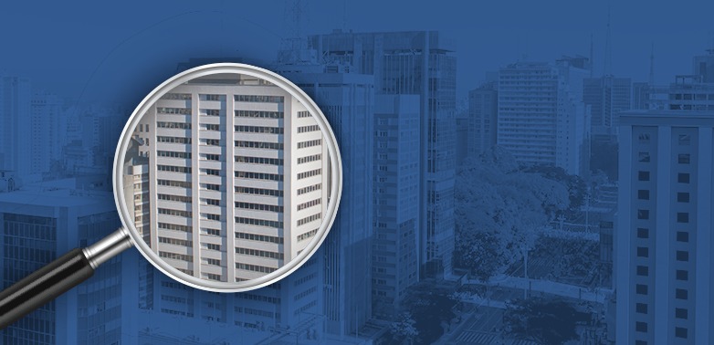Inspeção técnica com lupa sobre o edifício